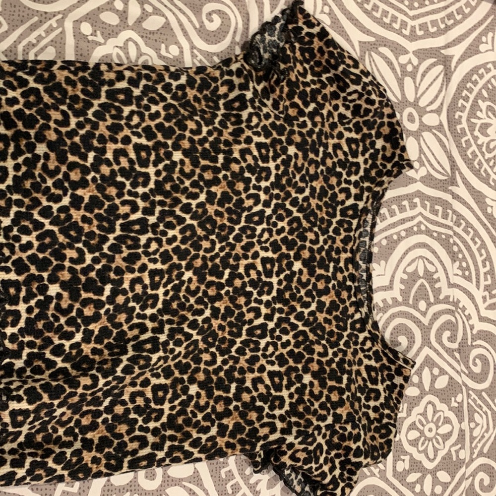 cheetah print semi cropped T-Shirt